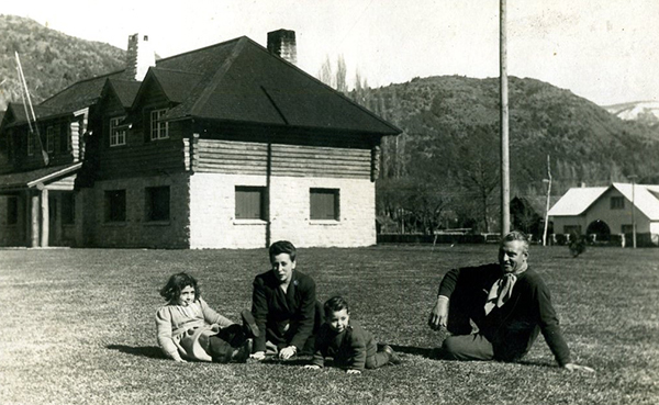 Familia Salituri en jardón intendencia parques 1949