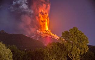 VOLCAN EN ERUPCION DOS editada