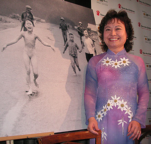 kim phuc junto a su imagen de la guerra