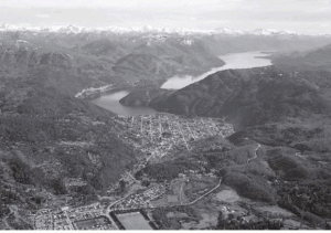 foto antigua del lago y pueblo sma