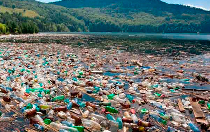 Plastico-en-el-mar-700x440