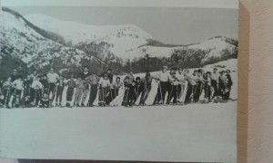 muestra pioneros esquiadores chicos