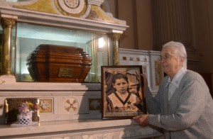 elda con el feretro