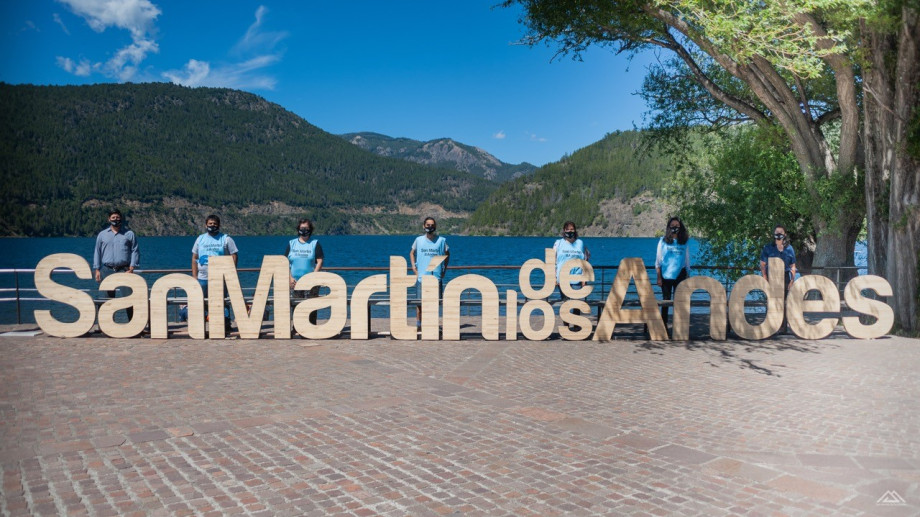 La imagen tiene un atributo ALT vacío; su nombre de archivo es anfitriones-para-tapa-1.jpg