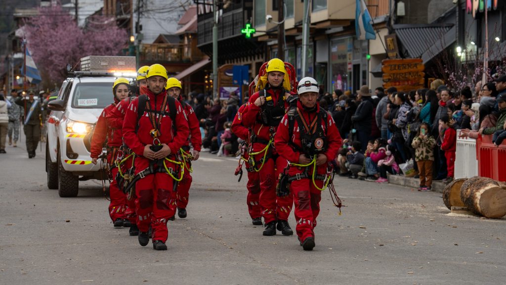 La imagen tiene un atributo ALT vacío; su nombre de archivo es hacheros-desfile-1024x576.jpg